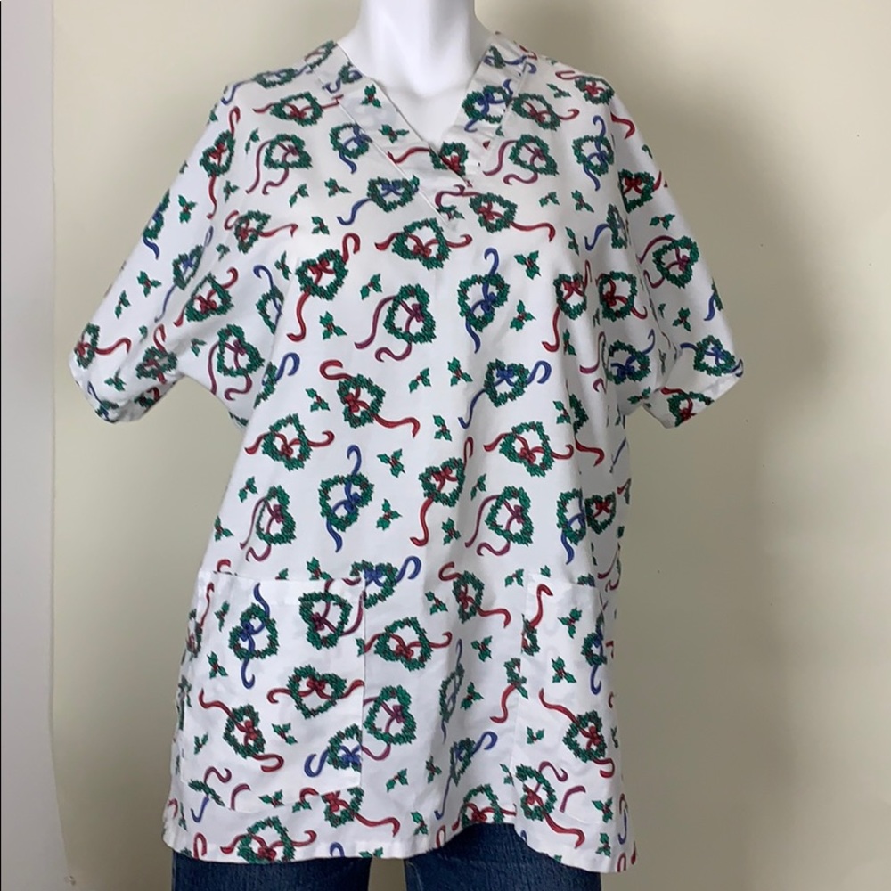Vintage Christmas wreath holiday scrub top size M